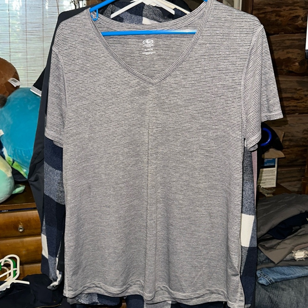 LIKE NEW ATHLETIC TOP SIZE XL GRAY